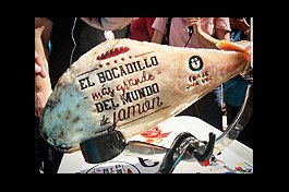 El boadillo de jamón más largo del mundo (Huelva)
